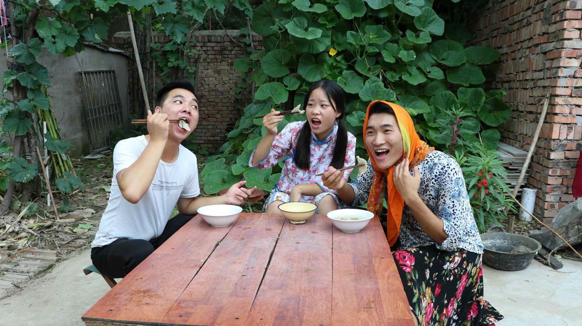 包饺子第二集:小甜甜跟着妈妈学包饺子,包出来的饺子真好看!