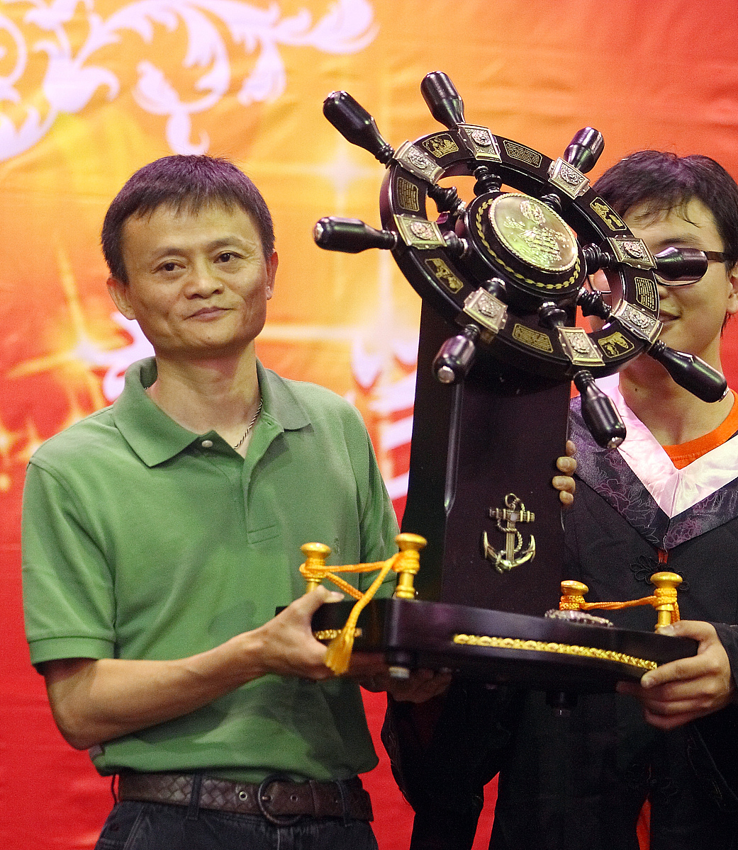 请帮我将以下文章增加一个200字左右的结尾：尊敬的俊辉书记、王玲校长各位老师和同学们大家上午好。受大会委托我向大家报告我校2022学年全省毕业学生情况。2022学年我校共有76797名本专科学生毕业其中本科毕业生21672人专科学生55125人。今天到会参加毕业典礼的毕业生代表有：方金锋、王山诗雨、舒晓兰、张雪、段玉林、孙世超、熊小华、刘嘉欣、张小琳、陈思思、杨胜翠、宁忠会等100位同学。欢迎你们