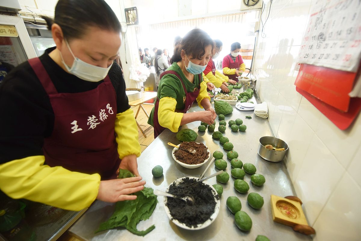 2019年4月3日,杭州,店员在店内制作"清明团子".