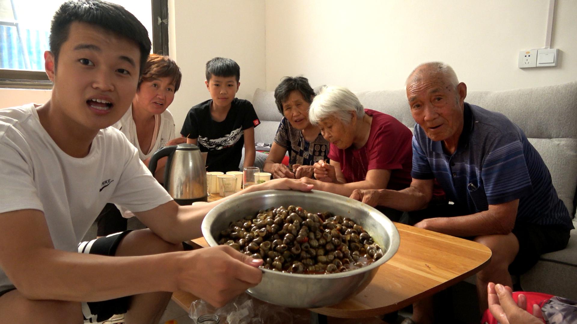 [图]阿冰买了10斤田螺下厨招待客人,做成麻辣口味,这下够7个人吃了