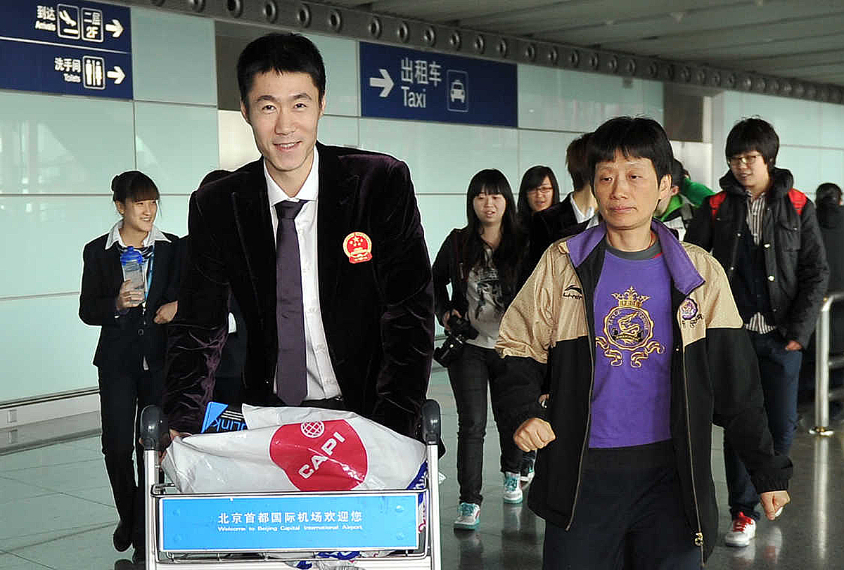 2012年4月3日,北京,中国乒乓球队结束2012乒乓球团体世锦赛的征程,乘