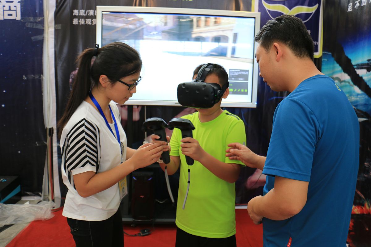 运用所学知识并结合生活经历谈一下对传播学中拟态环境的认知400字到1000字。