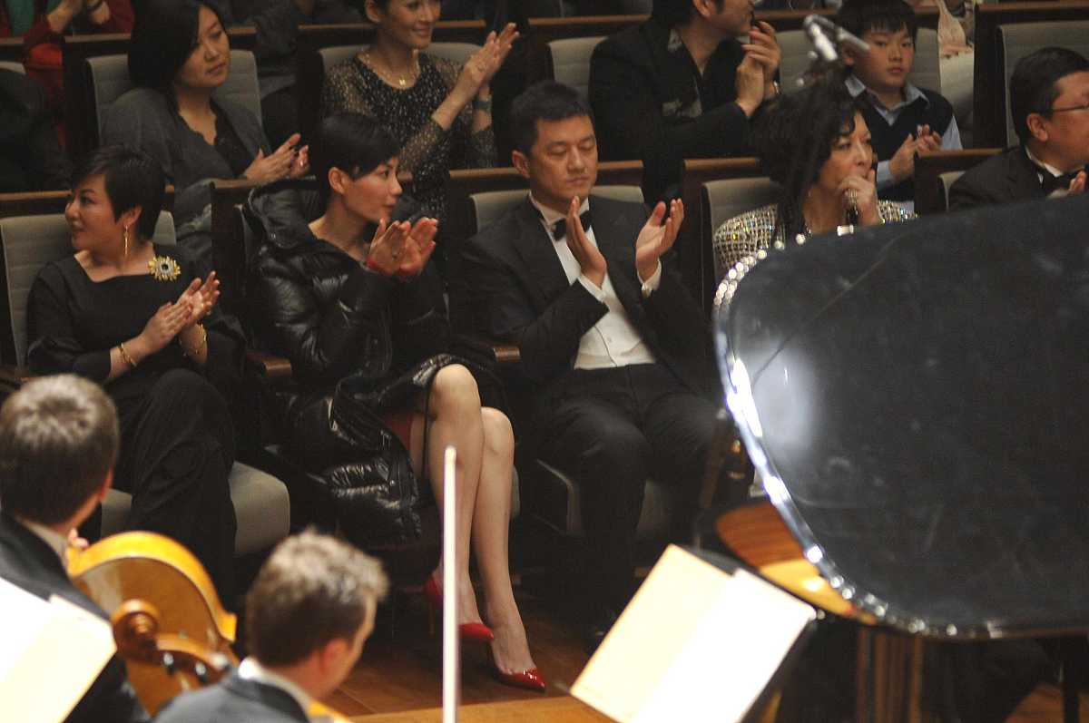 2011年12月1日,北京,嫣然天使基金五周年音乐会举行.***_***  李亚鹏 