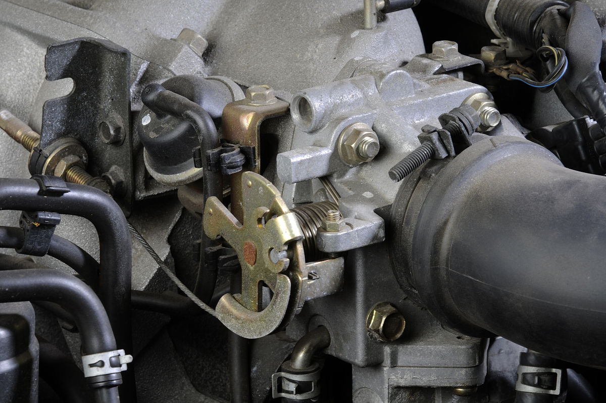 斯太尔375柴油机油泵进水，放水后打不着车怎么办？