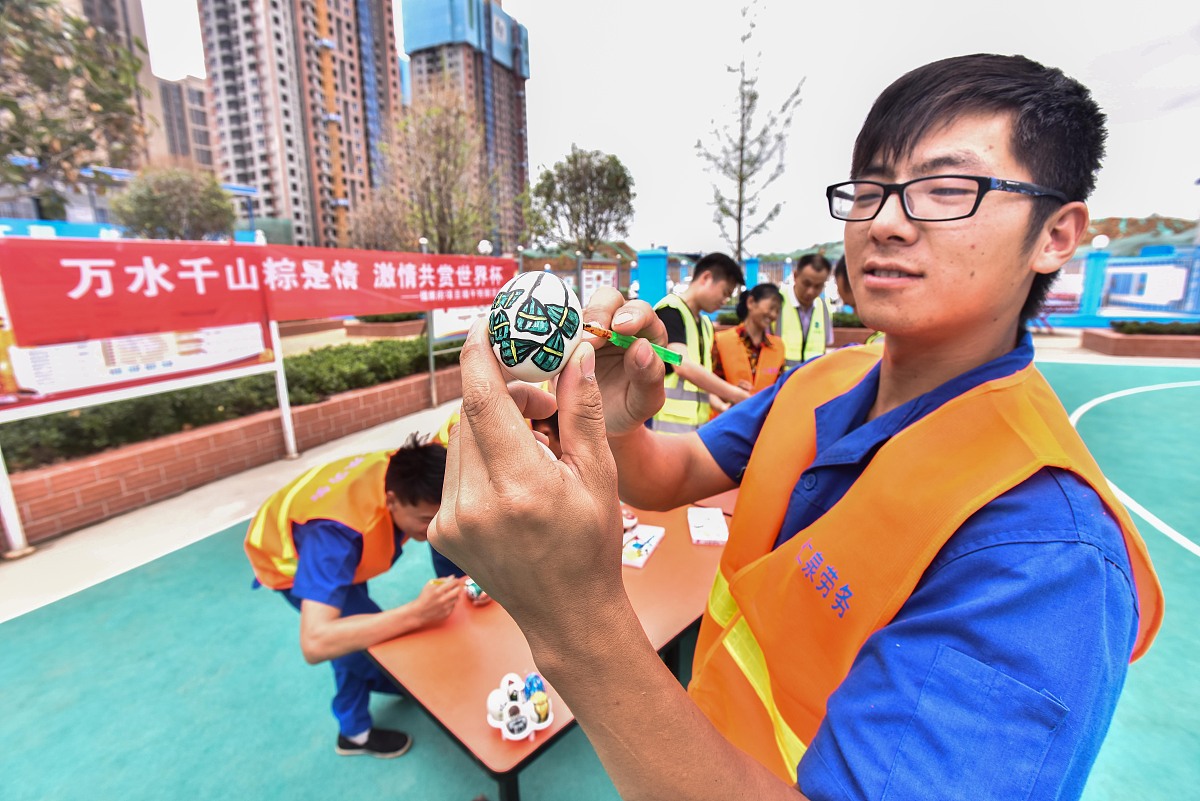 能为我写一首诗么？我是中建三局的高管负责管理公司的大工程我最喜欢让我的秘书穿上黑丝然后陪我一起每天听员工汇报工作跟底下人的训话。