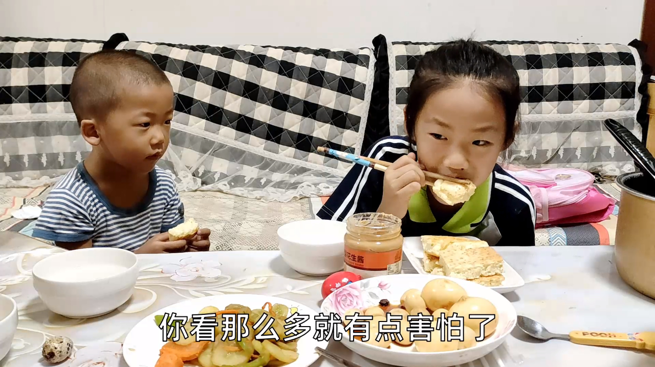 妈妈早餐做戚风蛋糕,女儿吃了3块,还说二年级好多词语,压力大