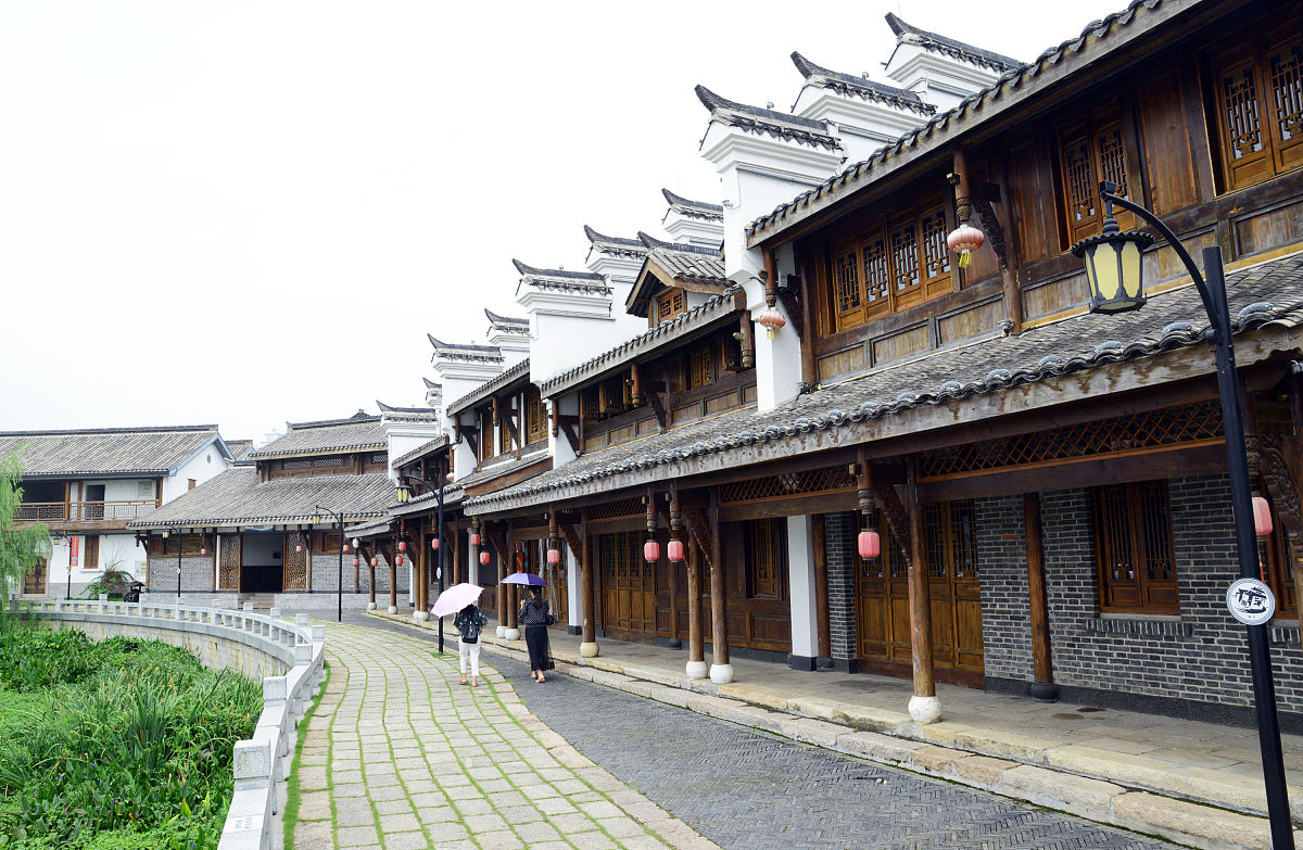 你好你好有什么问题我可以帮助您解决吗？湖南常德有什么好玩的地方好吃的东西湖南常德有很多好玩的地方和好吃的东西以下是一些推荐：好玩的地方：1 岳麓山风景名胜区：这里有美丽的山水风景、古迹和文化景观。2 石门山国家森林公园：这里有壮丽的峡谷、清澈的溪流和美丽的风景。3 桃花源：这里是一个美丽的自然风景区有美丽的花园和湖泊。4 常德市博物馆：这里有丰富的历史文化和艺术藏品。好吃的东西：1 麻辣小龙虾：湖