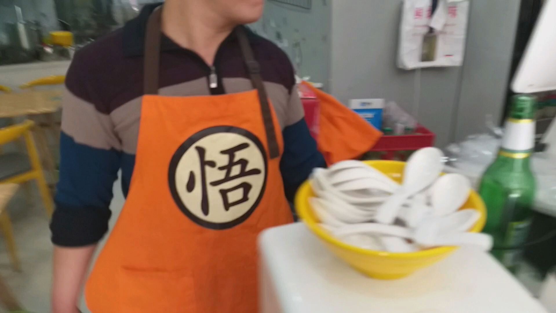 武汉风味小吃店实拍,一大碗热干面八块钱,酱料十足味道鲜