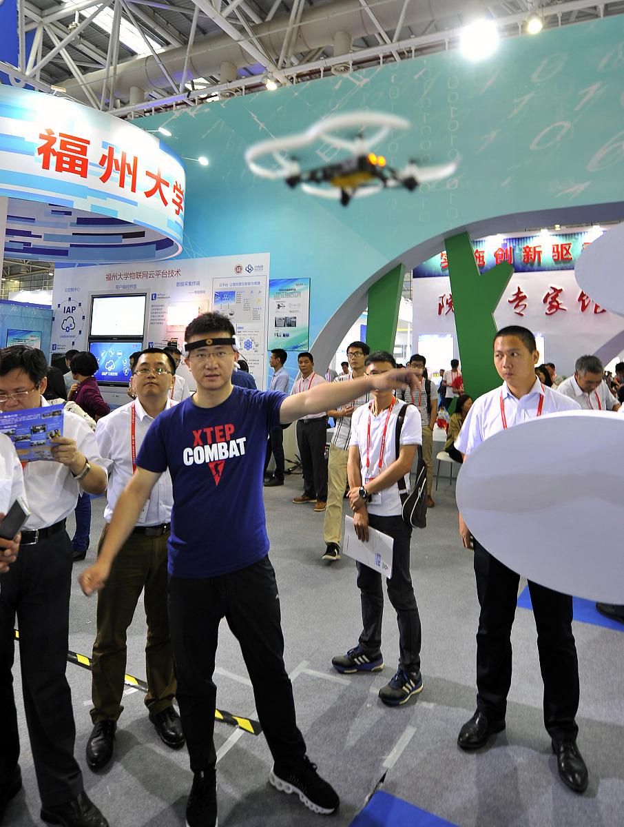 道家睡功的内容道家睡功是一种修炼方法旨在通过特定的呼吸和姿势达到调节身体和心灵提高睡眠质量和精神状态的目的。其主要内容包括以下几个方面：1 呼吸调节：通过深呼吸、缓慢呼吸等方式调节呼吸节律和深度达到放松身心的效果。2 姿势调整：采用舒适的姿势如仰卧、侧卧等使身体得到放松和舒展促进血液循环和新陈代谢。3 心理调节：通过冥想、意念等方式调节心理状态减少负面情绪和压力提高心理素质和抗压能力。4 环境调整