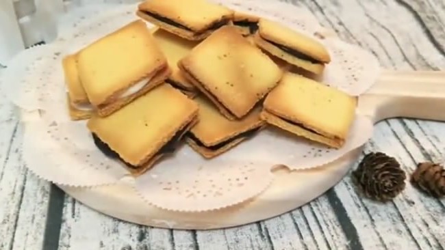 白巧克力饼干,解决你的零食问题,这次带来一款白巧克力饼干的做法,这款饼干的做法简单,而且口