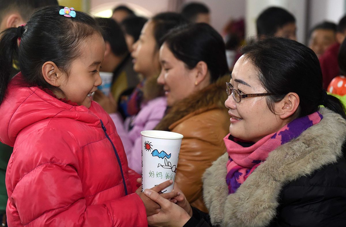 请你写一首现代诗要对应父母恩情的主题朗诵这首诗所花的时间不超过一分钟整首诗不超过五段落最后一段落还要体现我们是不完美的的主题