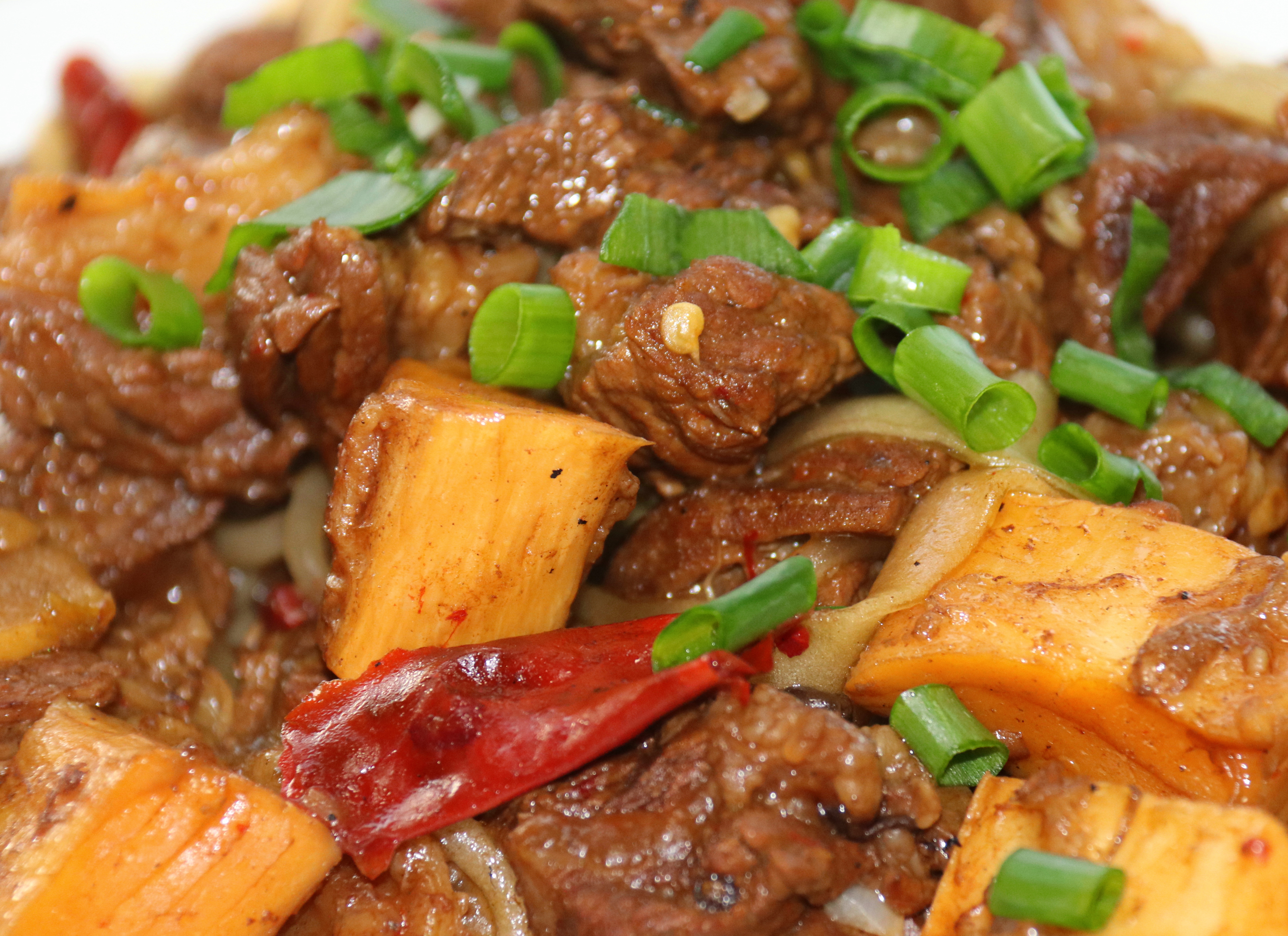 牛肉这样红烧太香了,软烂又入味,出锅香味四溢,吃着特解馋