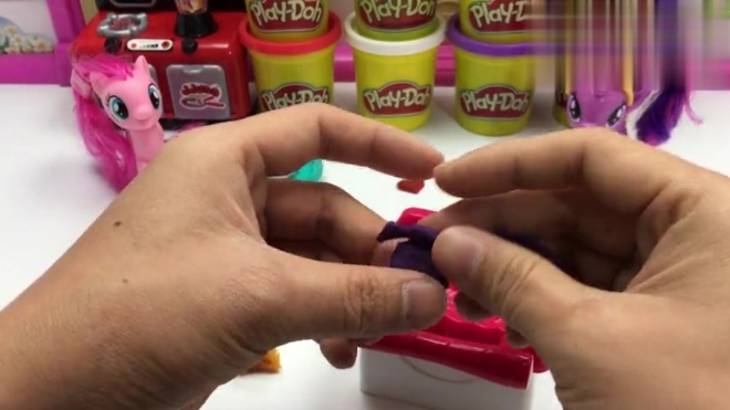 小马宝莉紫悦碧琪做培乐多彩泥蛋糕庆祝苹果佳儿生日