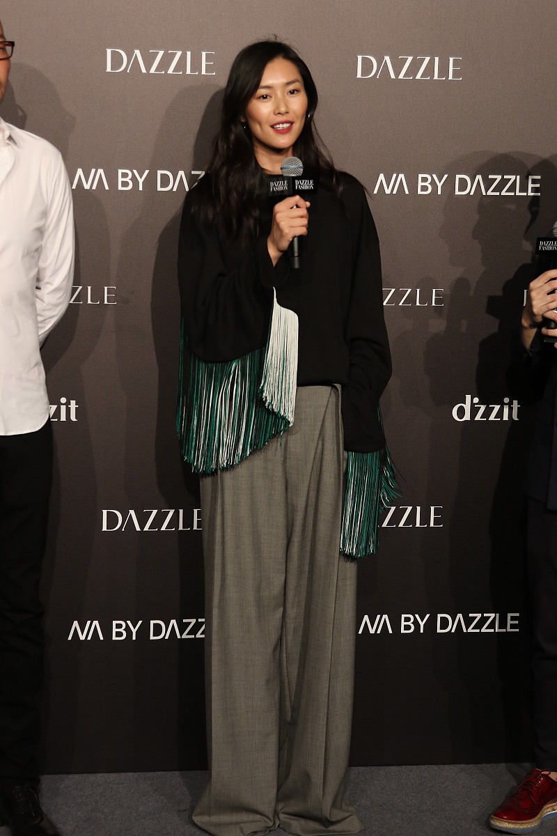 2016年08月15日,上海,时尚品牌dazzle-fashion秀.刘雯身穿黑色流苏t恤