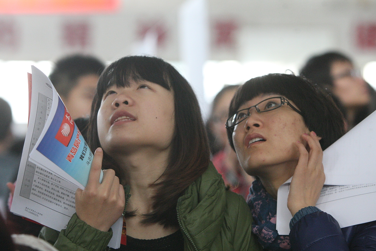 ***_***2012年11月17日,山东烟台,在鲁东大学篮球馆,大学生在2013届毕
