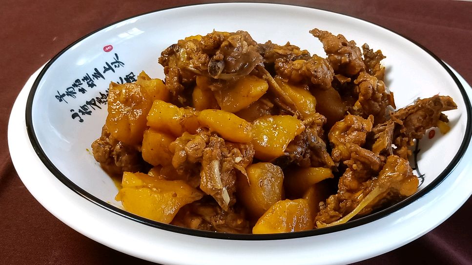教大家鸡骨叉一种好吃又下饭的做法,鸡肉烂糊土豆面糊,香