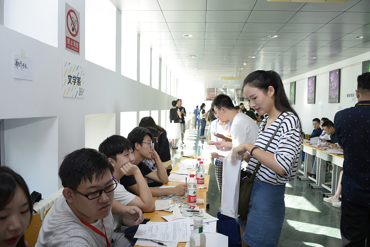 结合数据或者案例论述深圳市图书馆服务存在服务水平低下馆员素质欠缺的问题写成一段话格式不少于300字。