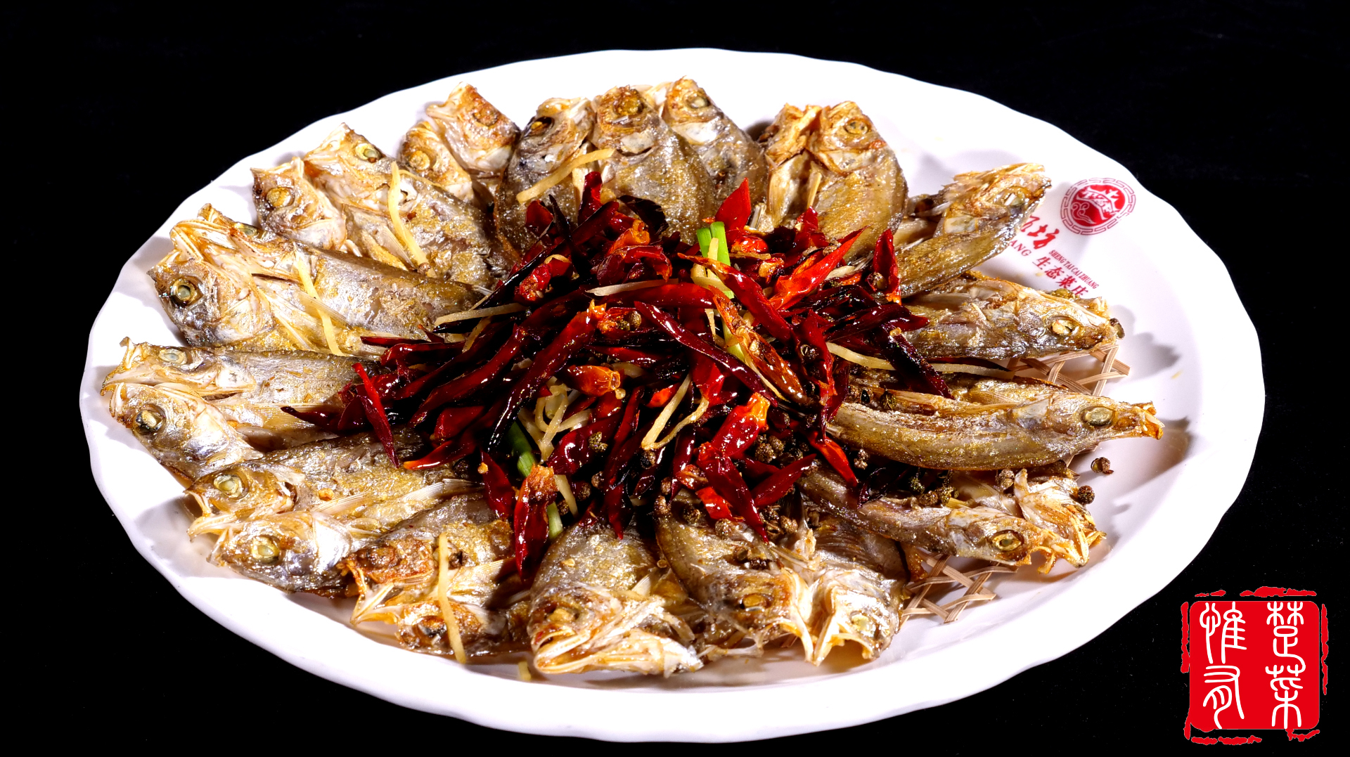 厨师长教你:“香煎梁湖小刁鱼”的正宗做法,鱼肉干香,下酒佳肴