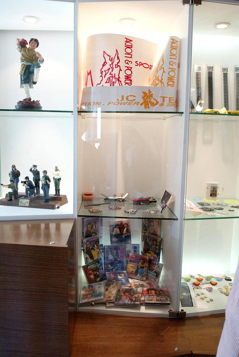 2003年9月25日,《新警察故事》在香港举行记者会.成龙公司展示的收藏