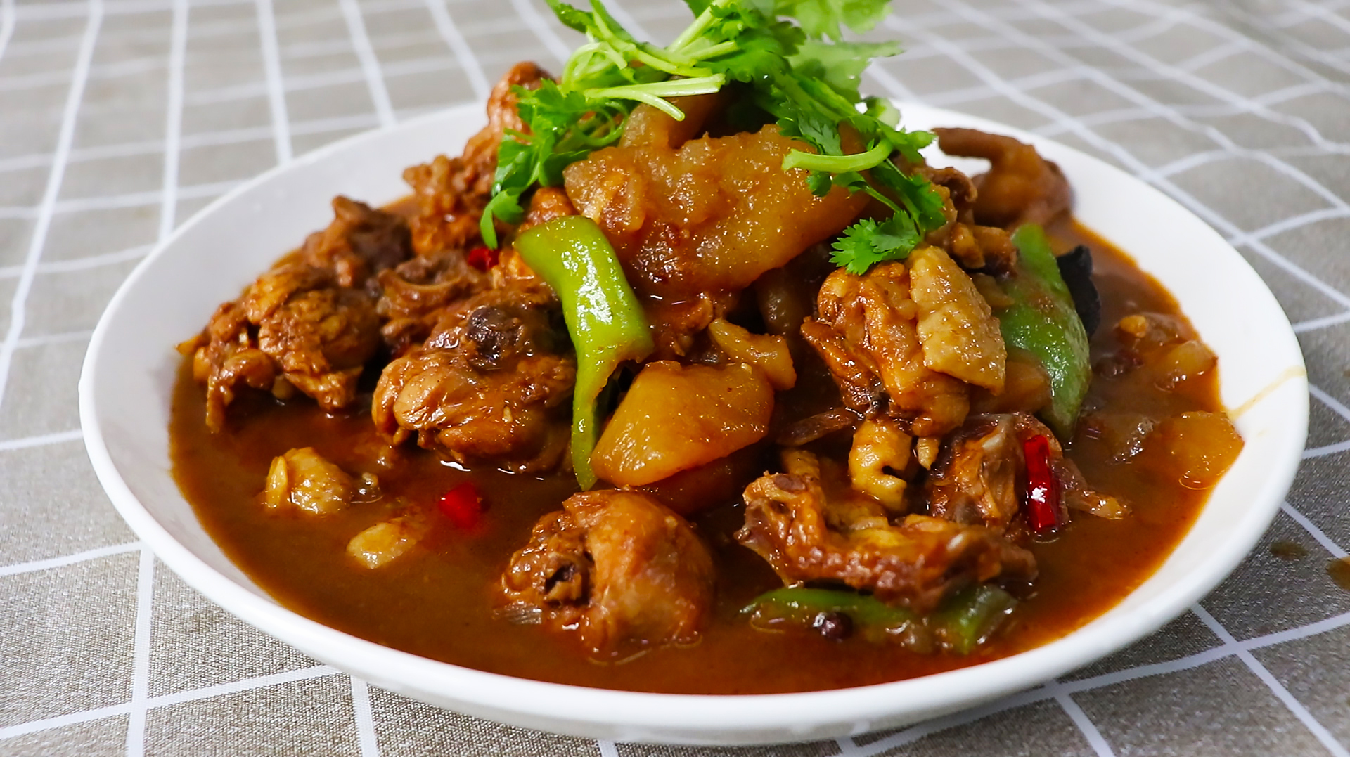 土豆炖鸡块家常做法,鸡肉鲜嫩入味、土豆软糯可口,超下饭!