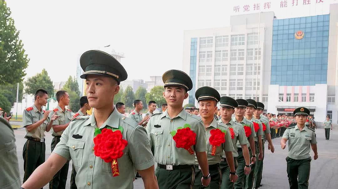 [图]再见兄弟！列车缓缓开出，整节车厢退伍老兵齐敬军礼，瞬间泪目