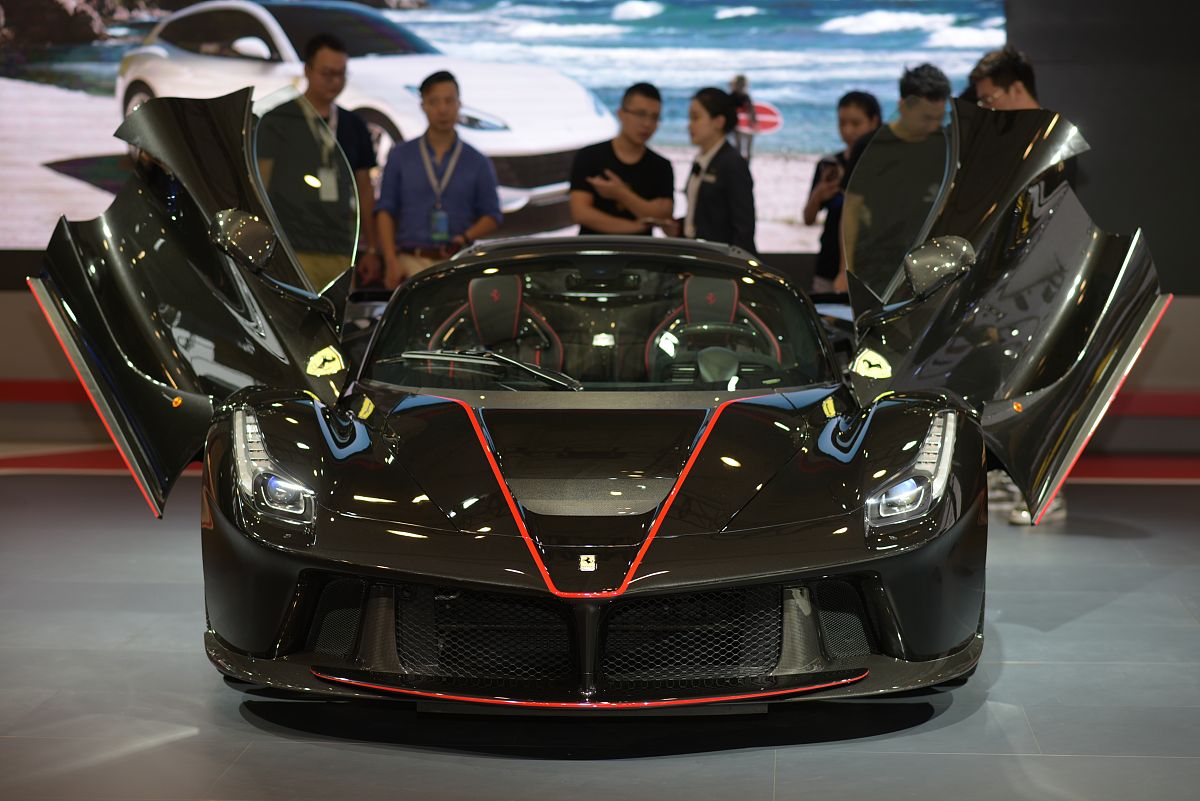 法拉利跑车：性能、设计与魅力 | 深入了解法拉利品牌