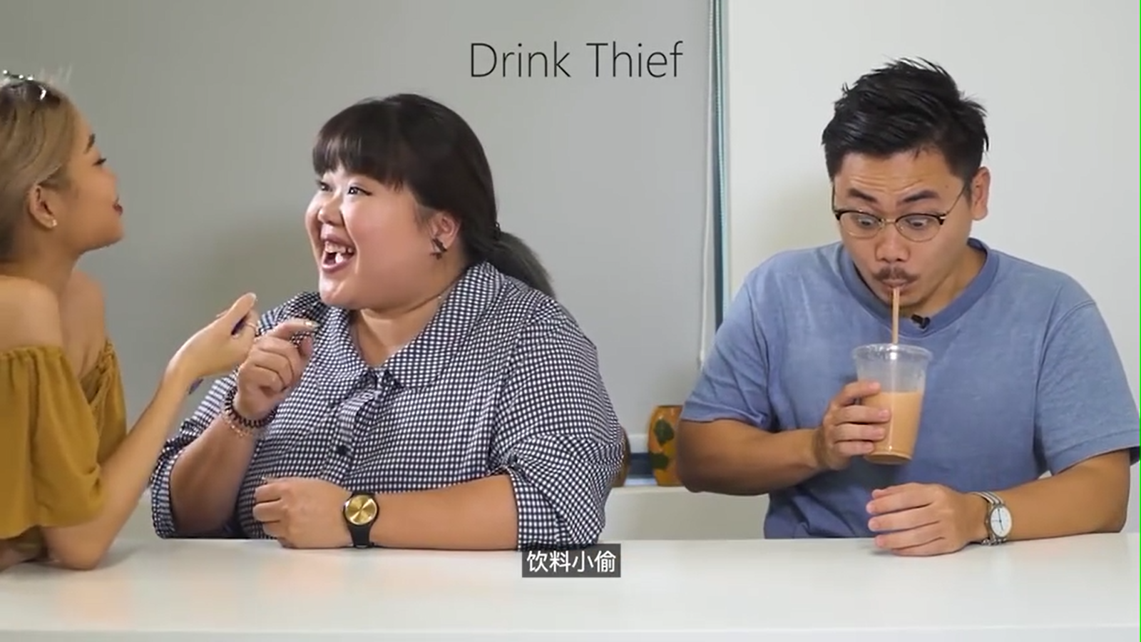 你可能没见过这么喝奶茶的人……