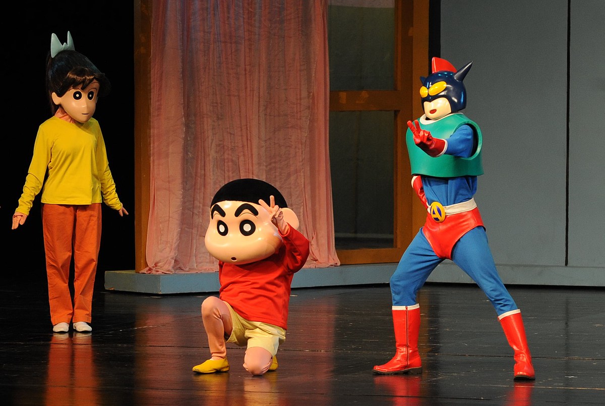 用大学生的知识水平写一段有关蜡笔小新和动感超人的爱情故事