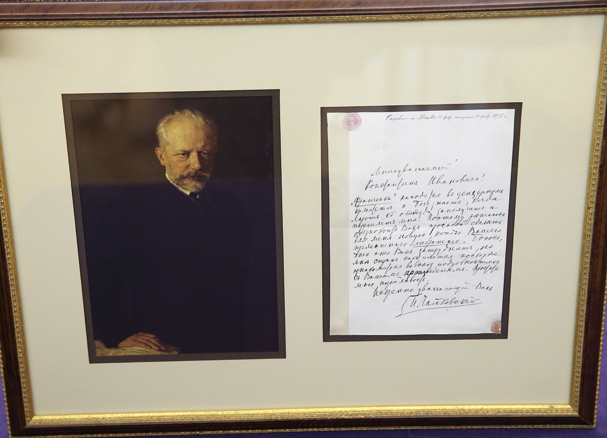 以下作家哪些人去世超过50年了？金庸、凌豹姿、村上春树、JK、阿瑟、倪匡、张小娴、张爱玲、风弄、小黑仔、苏络离、寄秋、有容、Giddens、tinadannis、宁财神、兰斯、云乐、莎士比亚、丹菁、安琪、古心、偌儿、厄尔、法老的爱猫、水月华、行到水穷处、砥流、古灵、apple、赤川次郎、金萱、蔡小雀、风维、孙武、星炀、三毛、香喷喷、羽宸寰、冬虫、王阳明、黑洁明、简璎、决明、小周123、席月纱、圣者