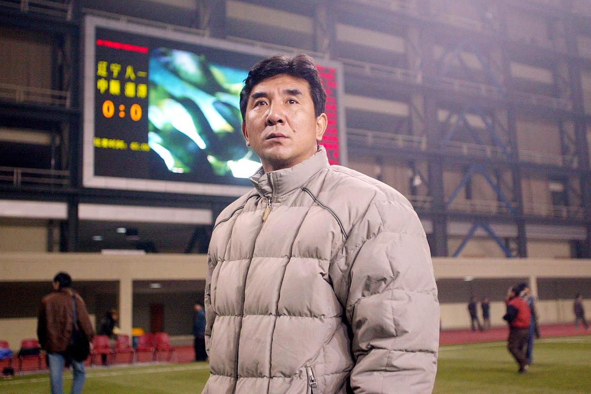 2003年11月19日,充满新鲜,好奇感觉的辽足队员在绿岛博览中心备战即将
