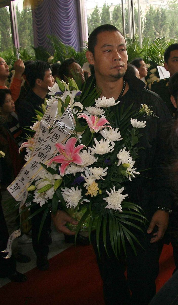 2008年10月26日,上海,今天下午三点,谢晋追悼会在龙华殡仪馆大厅举行.