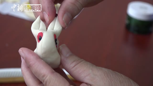 山西老手艺人手把手教你做“兔背兔 辈辈富”花馍