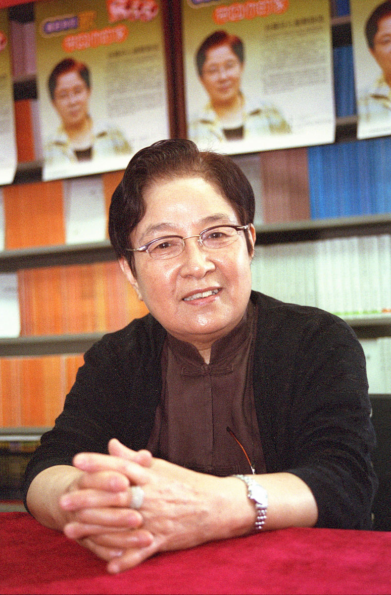 冯喜爱：一位杰出的作家、教育家和榜样