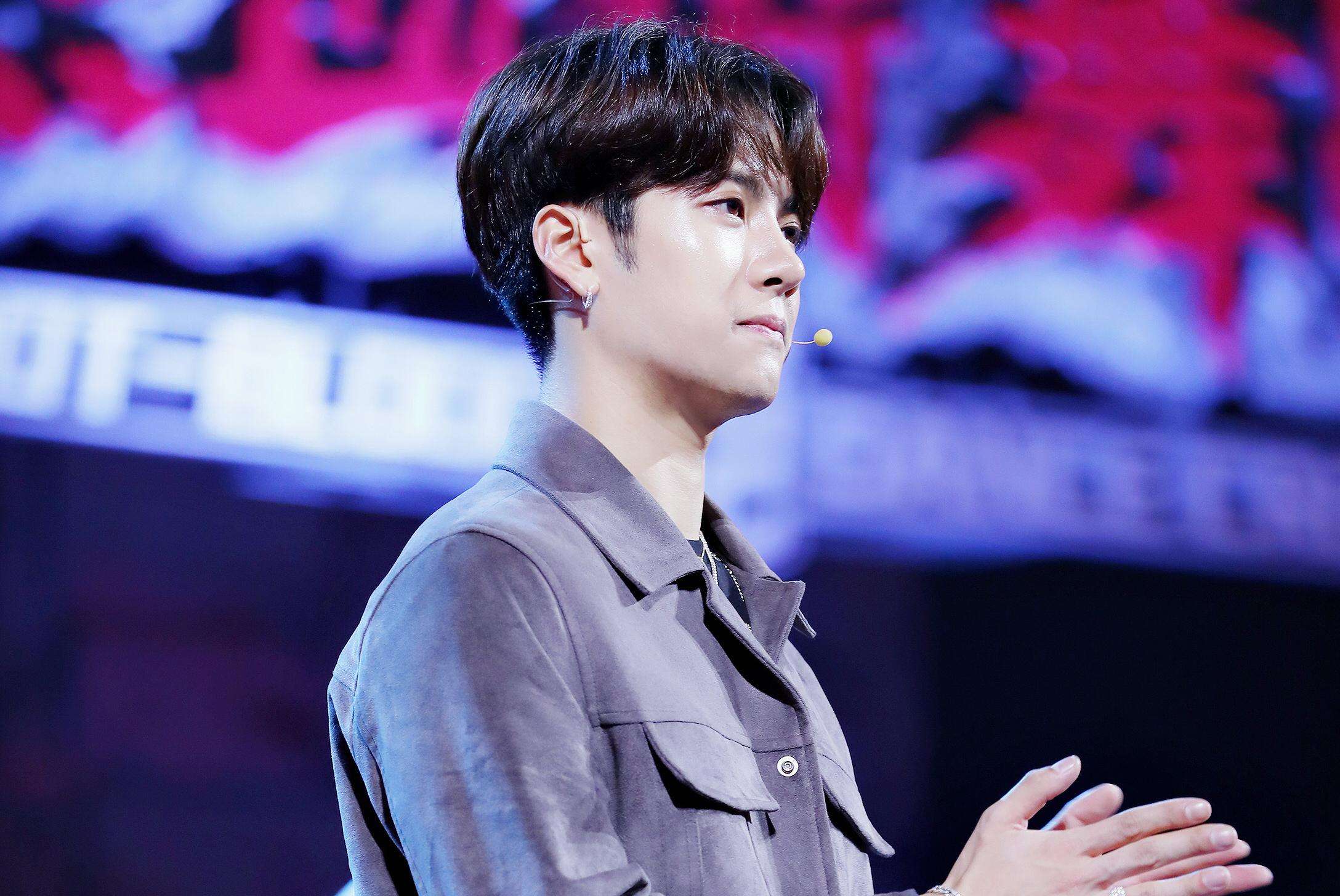 王嘉尔在演唱会上被扔东西,凑近一看竟然是这个图片