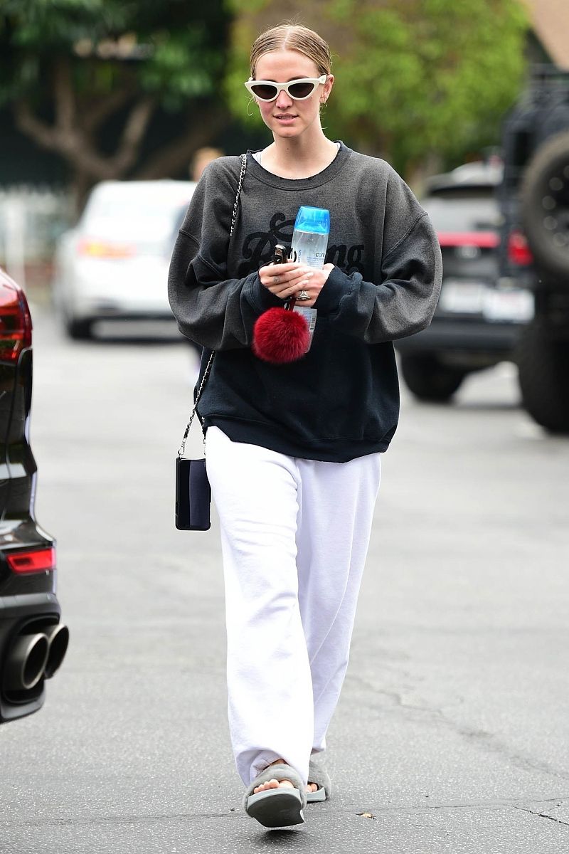 请帮我写一份关于英语语法课名词分类及单复数变化的生活实际场景对话请以先设定应用场景导入问题