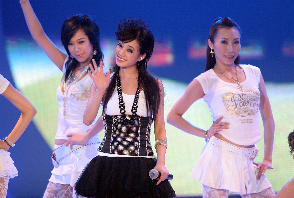 2006年7月13日,"志愿北京"演唱会在北京航空航天大学体育馆举行.蔡依