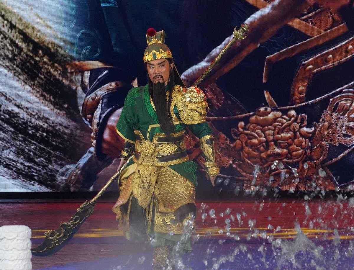 描写一下三国演义中的关羽配上赤兔马青龙偃月刀丹凤眼卧蚕眉长胡须需要生动形象