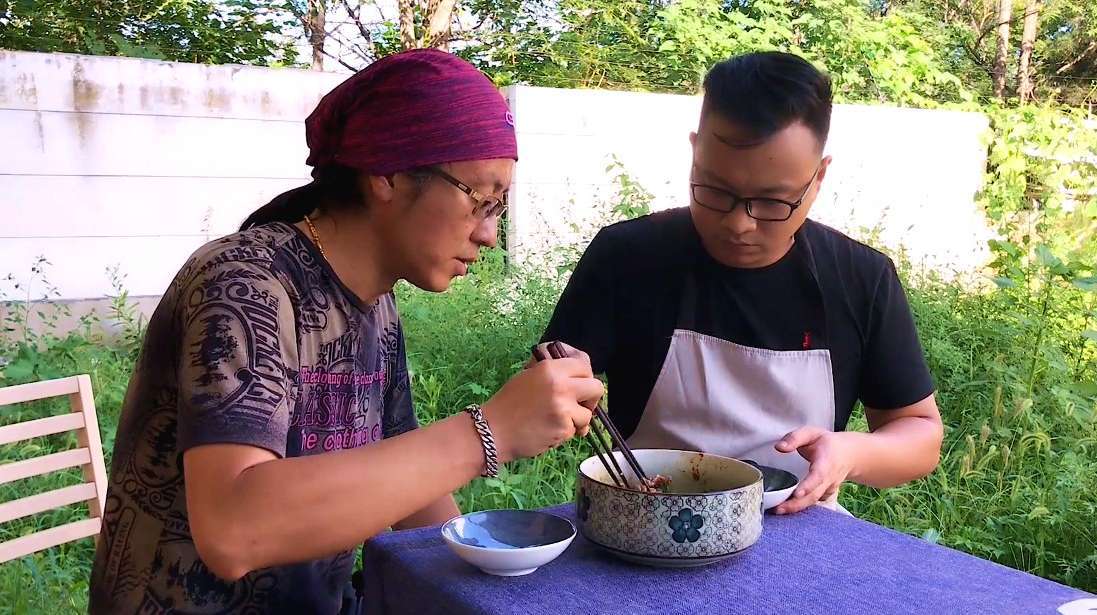 2人吃什么这么专注?牛肉这种做法太好吃了