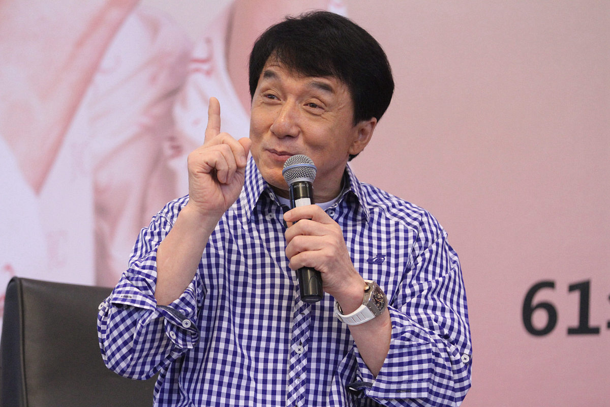 2015年4月7日,北京,国际影星成龙自传新书《成龙:还没长大就老了》在