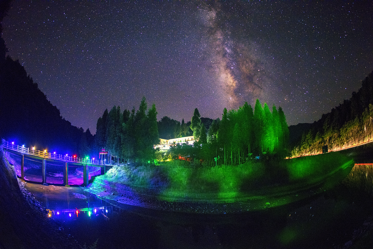 放假在家的乐比和悠悠不知道做什么而她的妈妈也要出门了嘱咐乐比和悠悠要看好家门。于是乐比和悠悠决定要玩当海盗的游戏她们从家里找来各种物品当做海盗的武器和船结果不小心弄脏了妈妈新买的桌布乐比和悠悠顿时感到不妙想要躲藏起来这个时候她们忽然想到老师在课堂上教导说自己犯的错误自己要解决最后她们决定把桌布洗干净