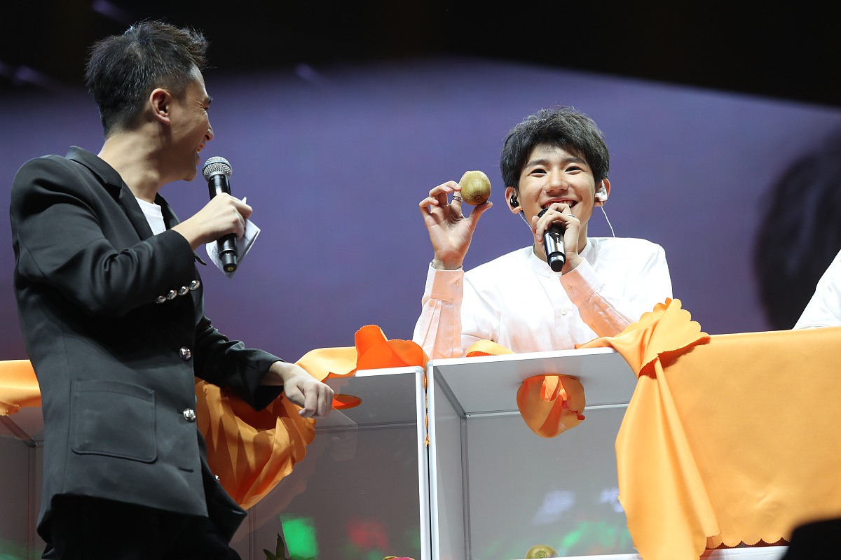 TFBOYS十周年演唱会门票天价，粉丝追星狂热引发思考