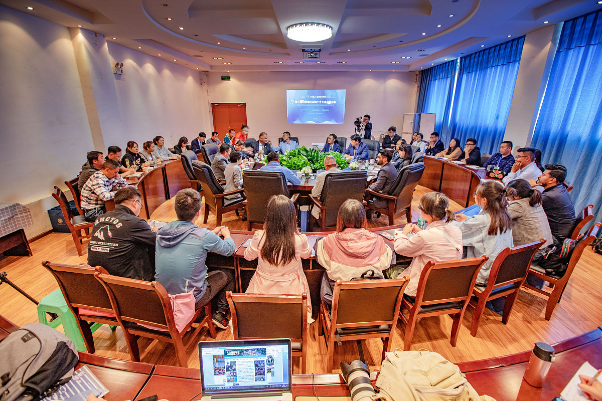 扩展阐述400字：对项目的具体任务量分解完成后采用专家意见法对项目任务工期进行估算。专家组由项目经理和软件设计、开发人员共同组成所有人员根据自己的工作经验结合项目实际情况资源使用情况对项目可能出现延期的风险进行判断同时考虑到项目进度管理过程中工期所包含的不确定因素多对项目任务量完成时间采取三点估算法来计算项目完成的最乐观时间、最悲观时间和最可能时间以此得到项目任务工期的时间参数及具体的资源使用情况