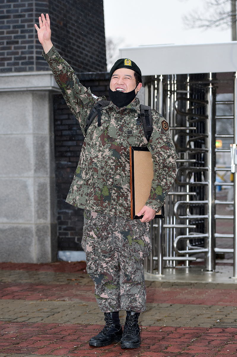 2016年12月23日,首尔,superjunior成员神童顺利圆满现役退伍.***_***