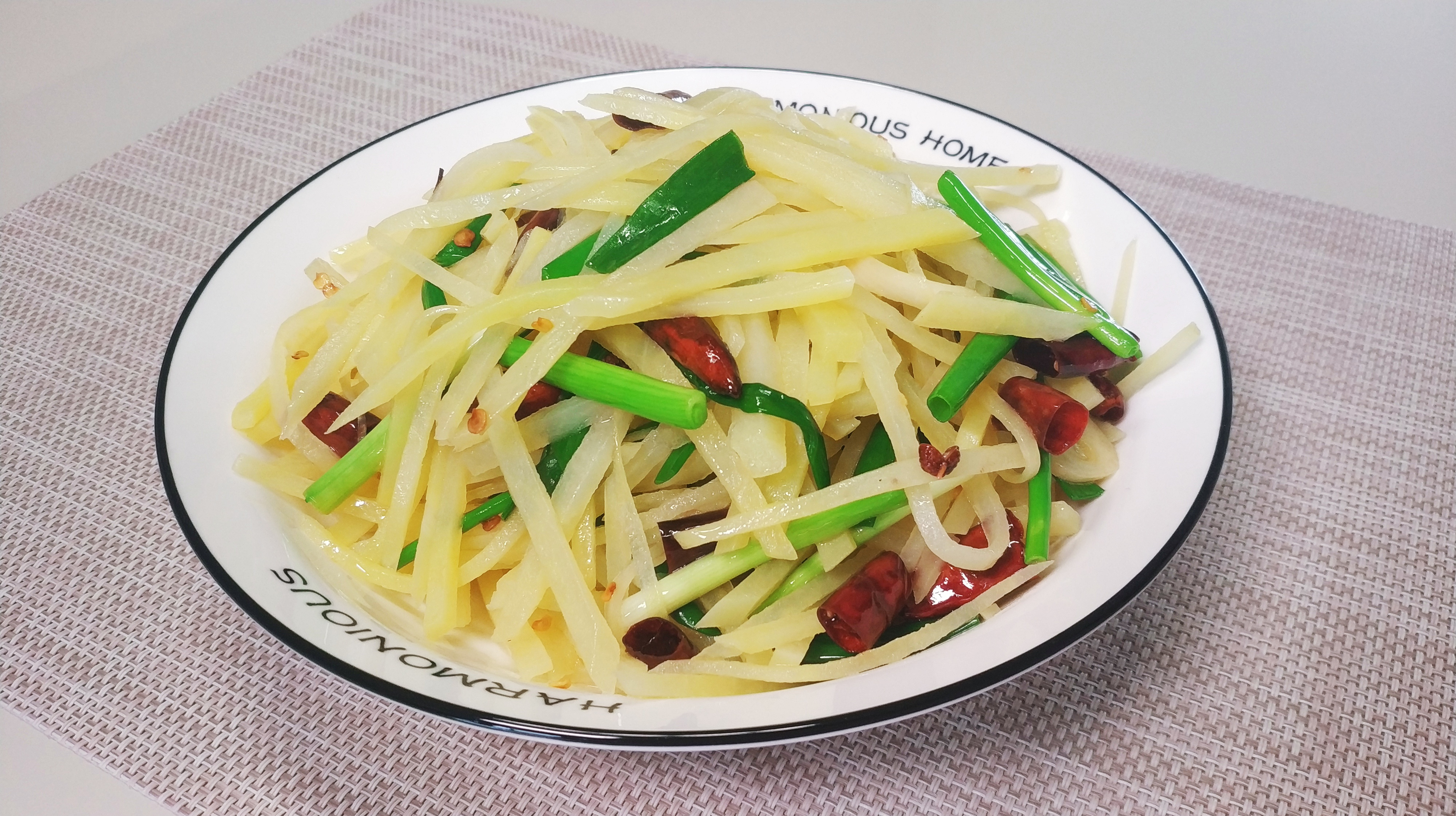 炒土豆丝,先焯水还是先爆炒,教你小窍门,这样做又脆又好吃