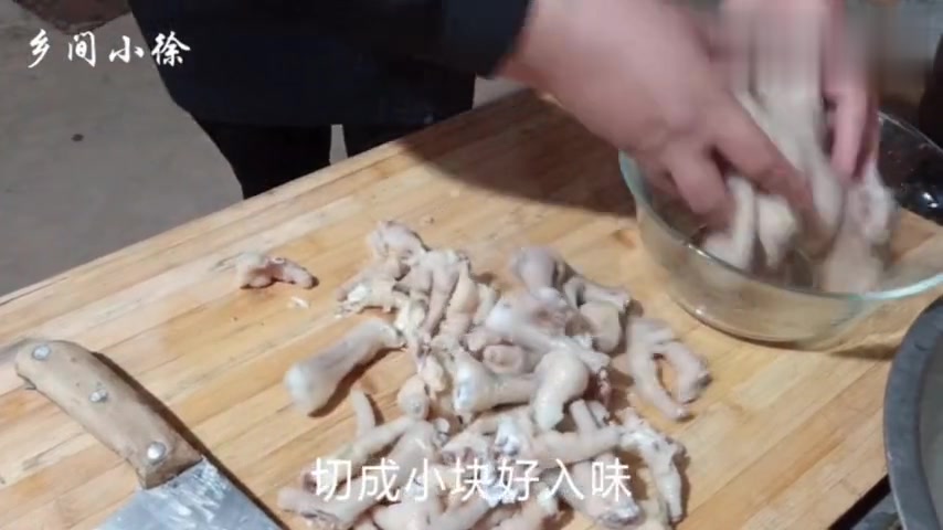 春日vlog:农家小媳妇花32元钱买了16个鸡爪,做了一盆泡椒凤爪