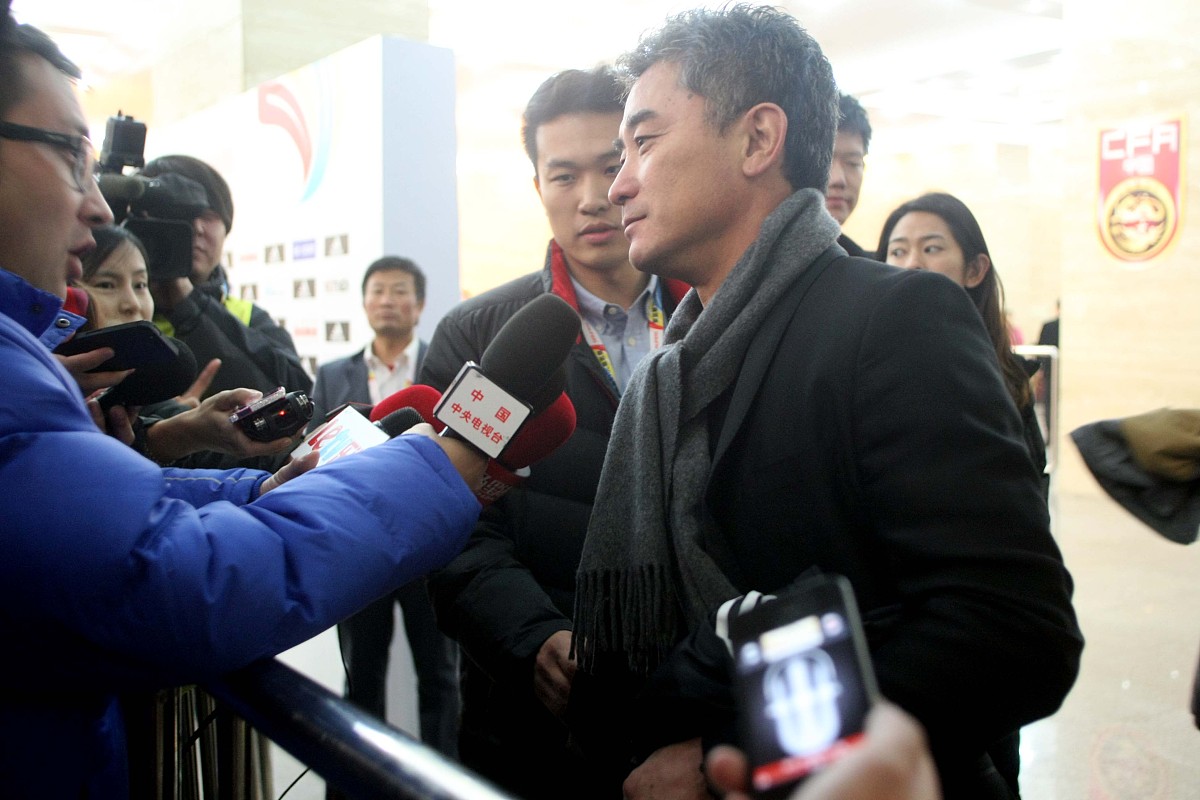 各级机构应严格按照行内相关制度规定处理媒体采访需求。以下正确的是。2分多选A、媒体采访事宜由总、分行办公室统一受理其他单位收到采访申请后应及时转交本级行办公室并告知媒体采访受理方式不得直接拒绝媒体采访或置之不理。B、总行受理中央级媒体、全国性财经媒体等全国性妇体及城媒体的采访需求。一级分行收到中央级爆体全国性财经想练等全国性媒体及境外媒体采访邀约时须立即向总行办公搬告获批后方可接受采访。C、各室一