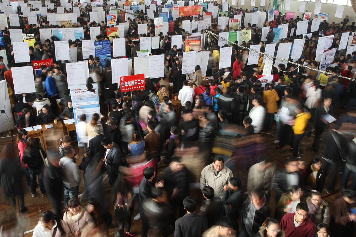 ***_***2012年11月17日,山东烟台,在鲁东大学篮球馆,大学生在2013届毕