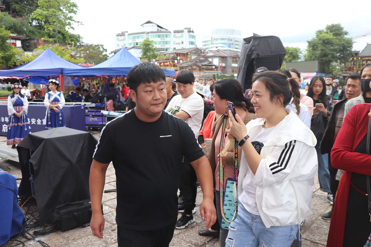 信宜市老百姓有困难怎么联系媒体曝光？要求：写一篇1000字左右的文章不能出现电话。