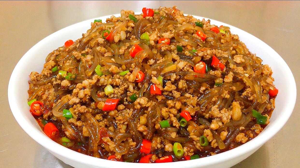 肉末粉条又叫蚂蚁上树,色泽红亮,口感筋道爽滑,下饭菜必备