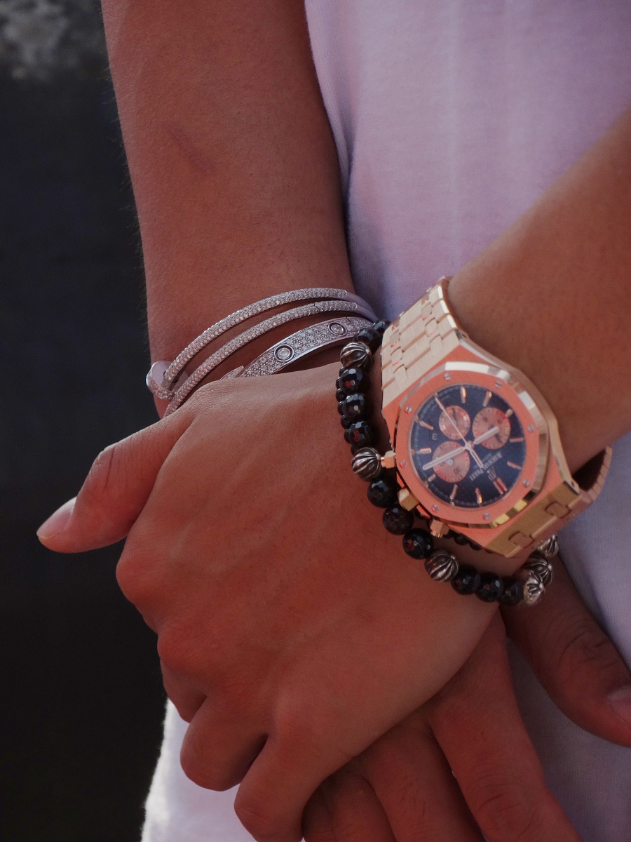 写一个产品的应用介绍，300字左右。产品名称为抖看小剧场，产品功能为根据小说自制的视频短剧，有海量的小说资源，用户可以体验新形势的小说阅读方式，通过想刷抖音一样观看短剧。但是不能出现小说2个字。